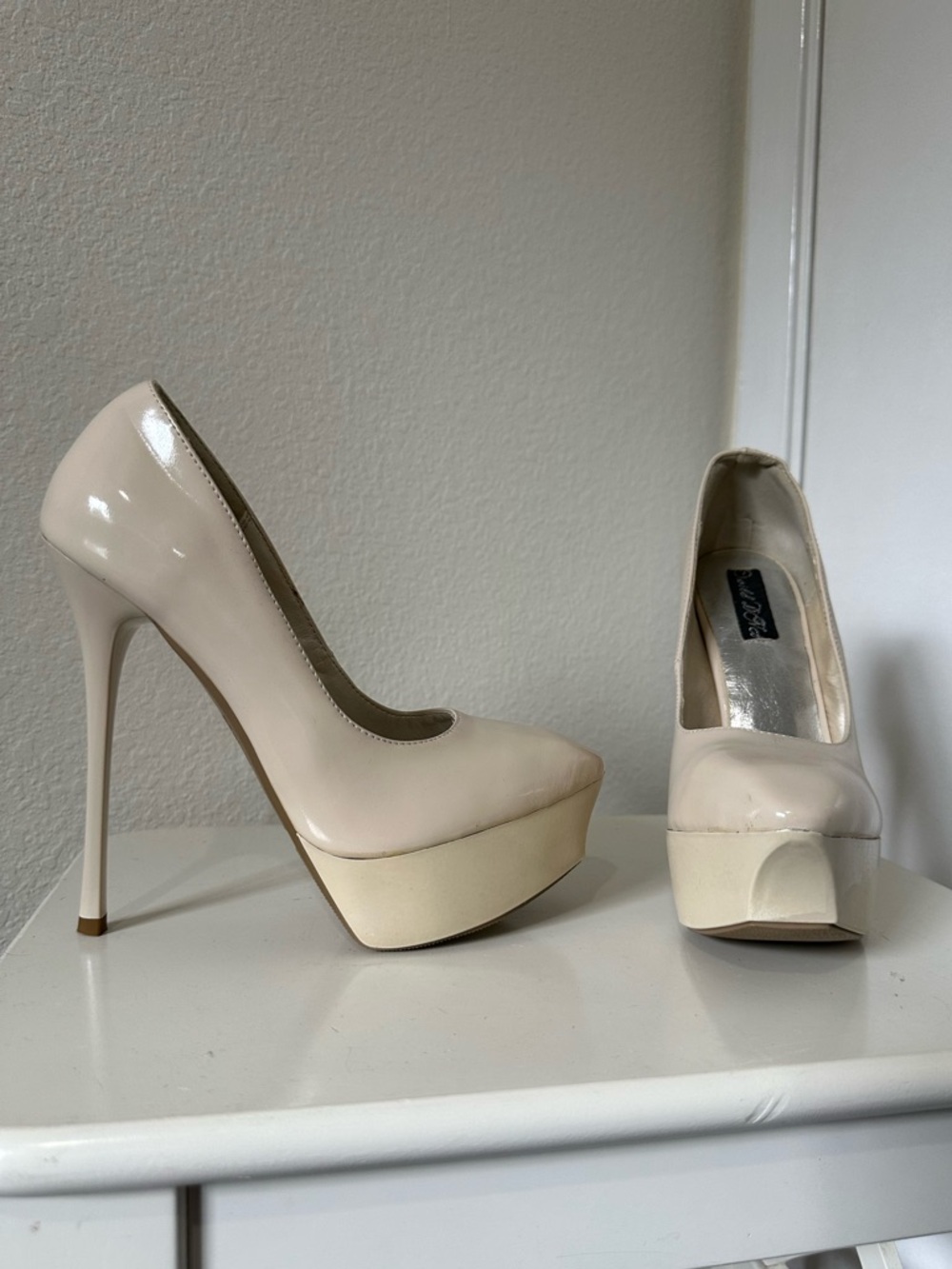 WILD DNA Platform Stiletto High Heel Pumps in Nude Patent Faux Leather EUC